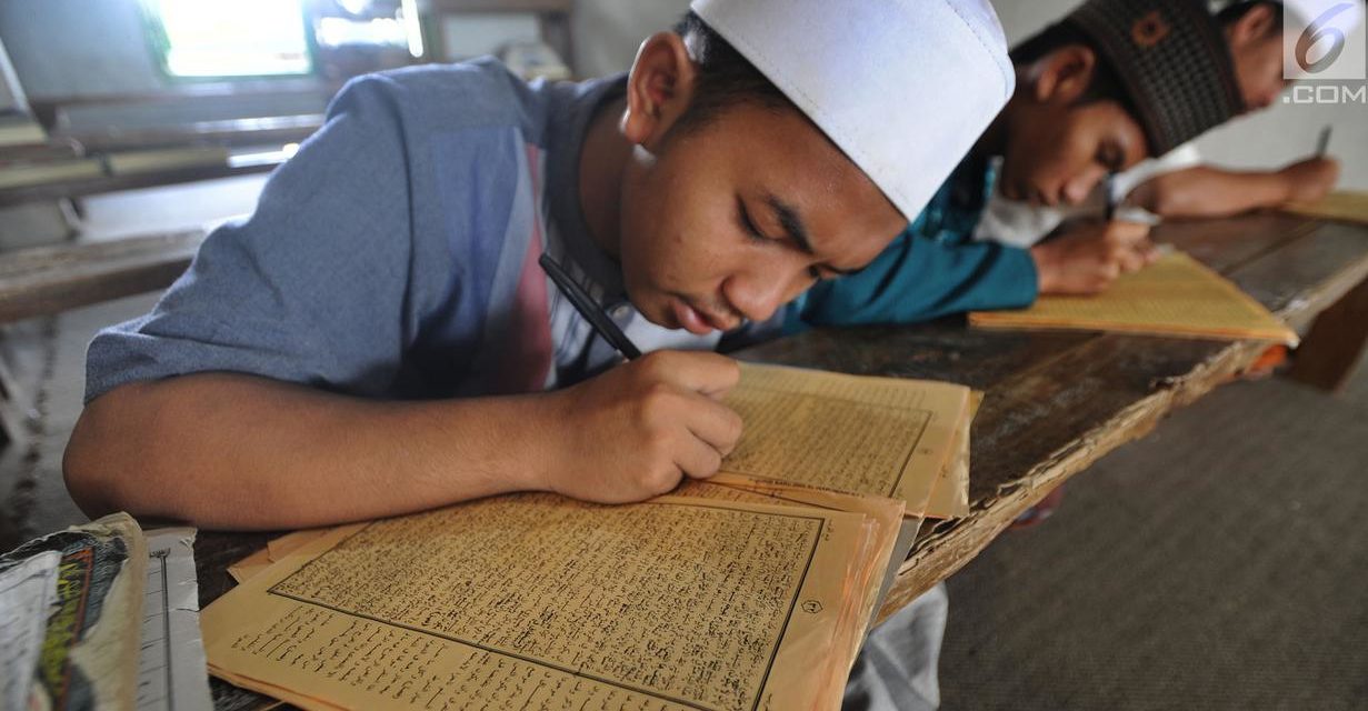 Belajar Kitab Alfiyah Ibnu Malik dalam Tradisi Pesantren Salaf