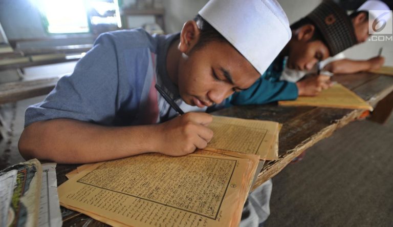 Belajar Kitab Alfiyah Ibnu Malik dalam Tradisi Pesantren Salaf