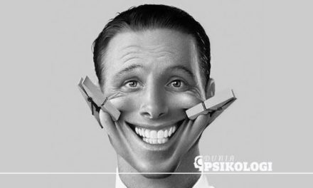 Senyum Relaxa, Senyum Terpaksa