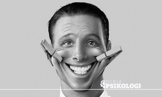 Senyum Relaxa, Senyum Terpaksa