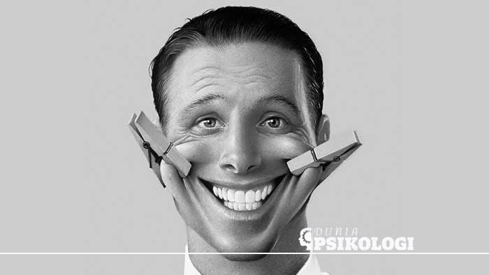 Senyum Relaxa, Senyum Terpaksa