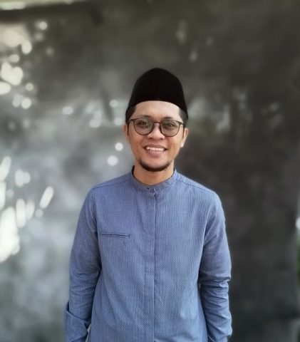 Retak Cerminku; Aku Bukan Diriku