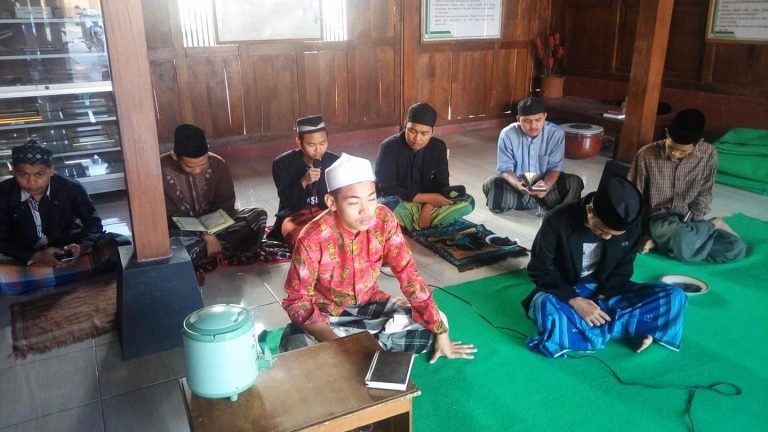 Menelisik Makna Tradisi Sorogan di Pesantren
