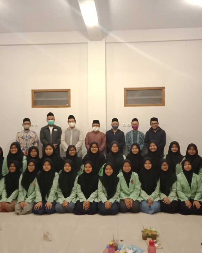 Santriwati Qudsiyah dan Komitmen Kepenulisan