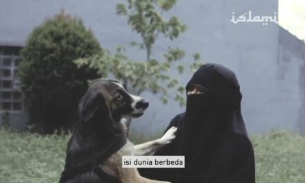 Perempuan Bercadar yang Bermain dengan Anjing