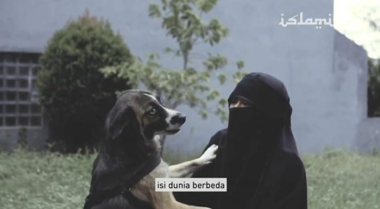 Perempuan Bercadar yang Bermain dengan Anjing