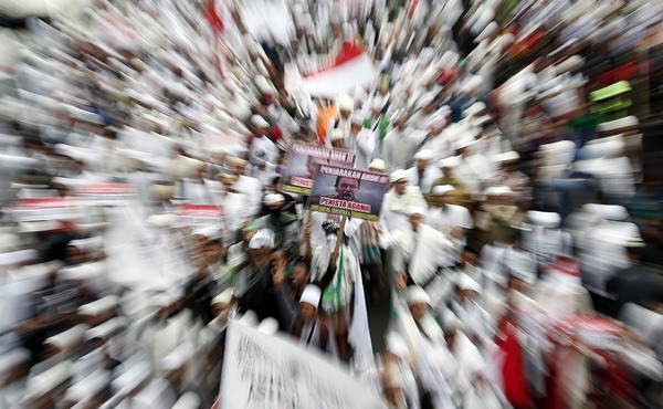 Mengapa Populisme Islam dan Politik Identitas Menjalar di Kelas Menengah Perkotaan?