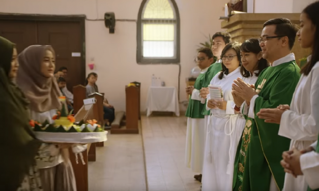 Muslim Masuk Gereja (I)
