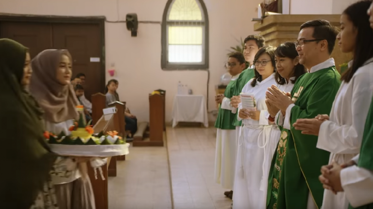 Muslim Masuk Gereja (I)