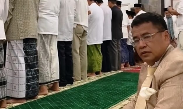 Ketika Non-Muslim Salat di Masjid