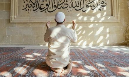 Ibadah Itu Diamalkan, Bukan Diperdebatkan