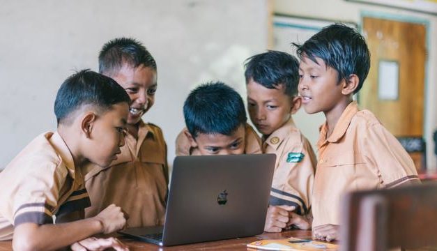 Pendidikan yang Memanusiakan Manusia dan Pendidikan Moderasi Beragama