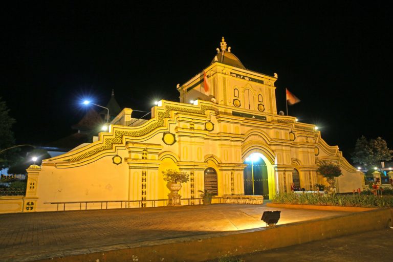 Mengembalikan Kesucian Masjid