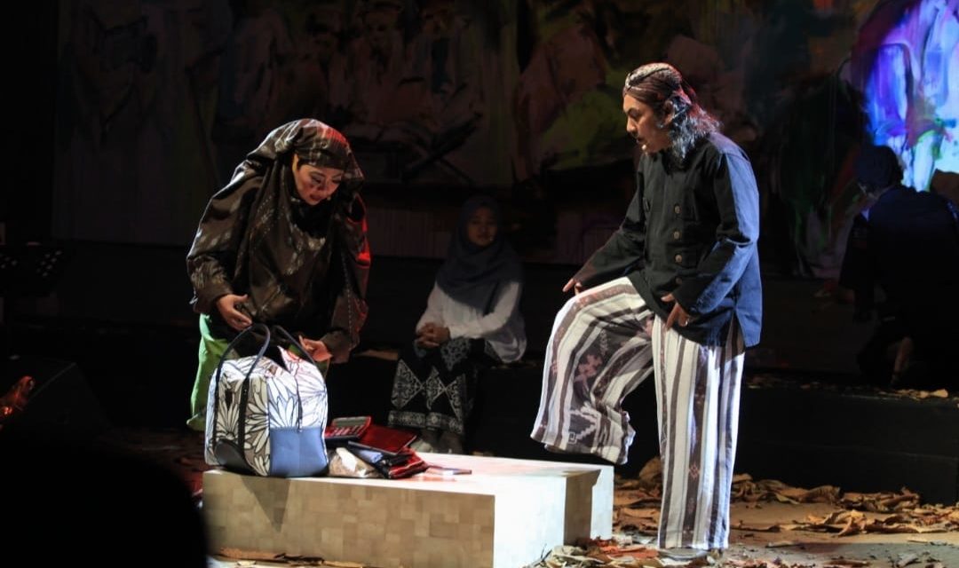 Monolog Negeri Sarung Memukau Penonton