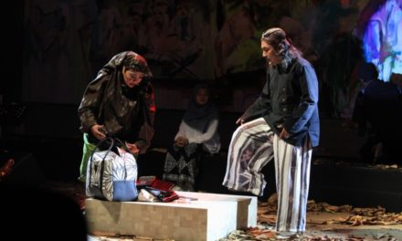 Monolog Negeri Sarung Memukau Penonton