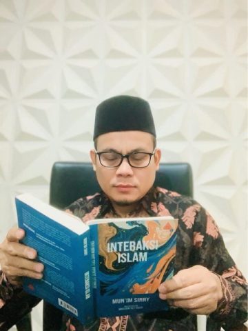 Memahami Teks, Menyadari Konteks