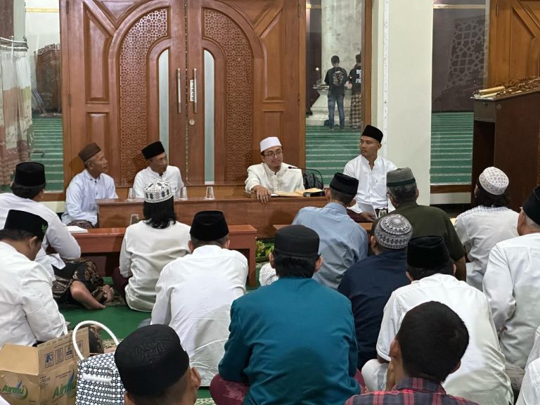 Empat Tahun Kajian Fathul Mu’in Diakhiri dengan Khataman dan Ijazah Sanad di Masjid Agung Sukoharjo