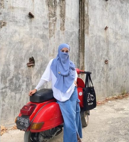 Perempuan Vespa Bercadar: Performa Baru Gerakan Muslimah Hijrah