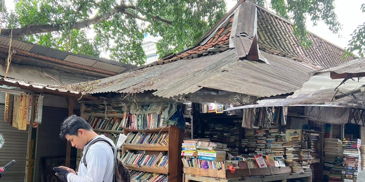 Aku dan Warung Buku Gladak Solo