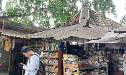 Aku dan Warung Buku Gladak Solo
