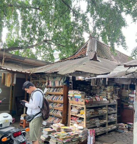 Aku dan Warung Buku Gladak Solo