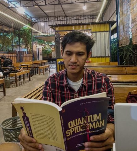 Buku Quantum Spiderman: Kepemimpinan Quantum Berbasis Spiritual Tauhid dalam Manajemen Lembaga