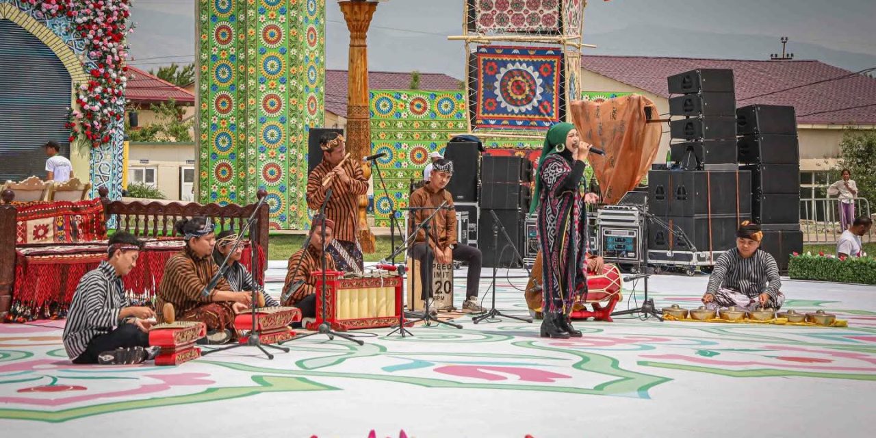 Caping Gunung dan Maumere Bergema di Panggung International Fklor Festival “Boysun Bakhori” Sukandhariya, Uzbekistan