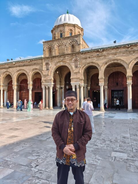 Fenomena Jumatan Tiga Shift di Masjid Zaitunah Tunis